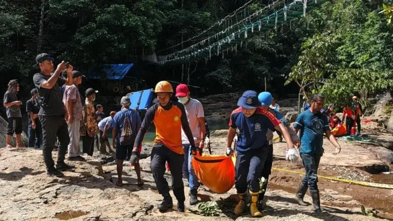 Tragedi Maut Di Jembatan Gantung Cunca Wulang Sepasang Turis Austria Tewas Di Labuan Bajo